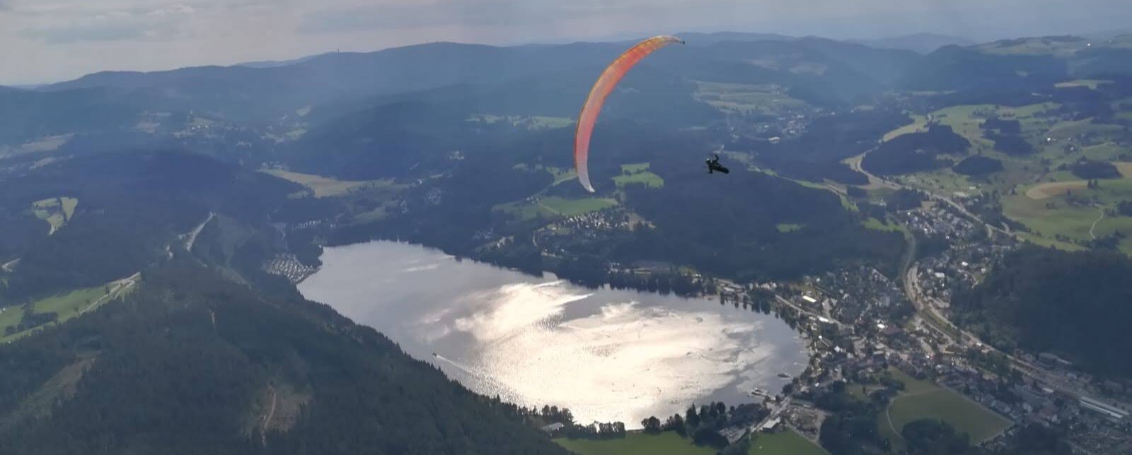Gleitschirm über Titisee